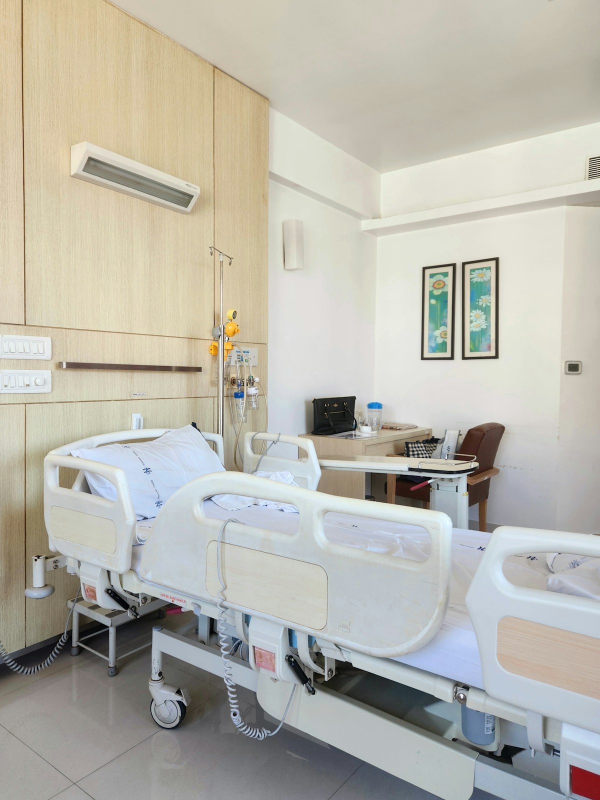 Featured Image for Divyajyoti Eye Hospital Post: Cataract Surgery in Andheri West: Procedure, Recovery &amp; Mediclaim Guide